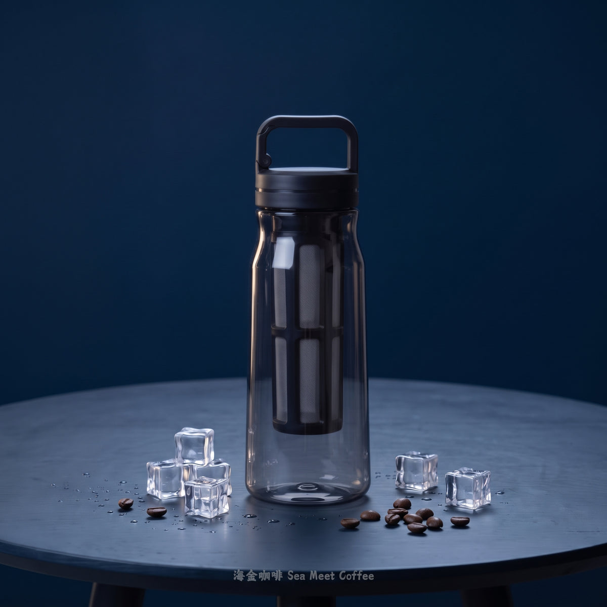 海金咖啡 Sea Meet Coffee 800ml 大容量冷萃咖啡壺，配備黑色手提杯蓋與長型濾芯，放置於深藍色圓桌上，桌邊點綴純淨冰塊與新鮮咖啡豆。